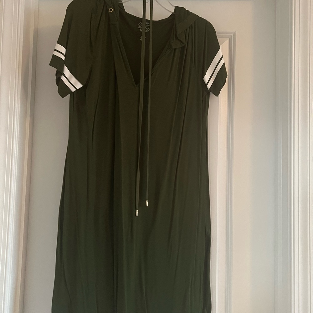 Casual dress with striped sleeves and hood